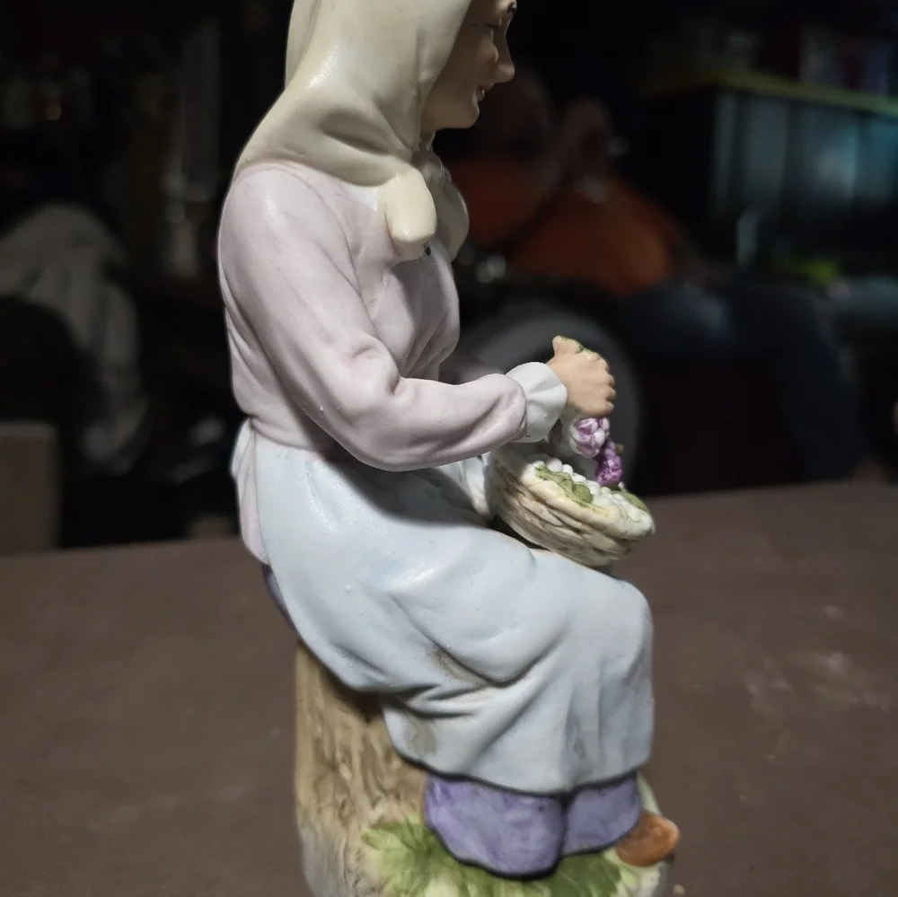 HOMCO #1433 Old Lady with Grapes Figurine